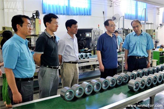 管兵副董事長(zhǎng)在向宋志明副司長(zhǎng)介紹公司的產(chǎn)品 管兵副董事長(zhǎng)在向宋志明副司長(zhǎng)介紹公司的產(chǎn)品