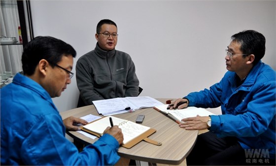 外審專家與皖南電機(jī)高層管理交談 外審專家與皖南電機(jī)高層管理交談