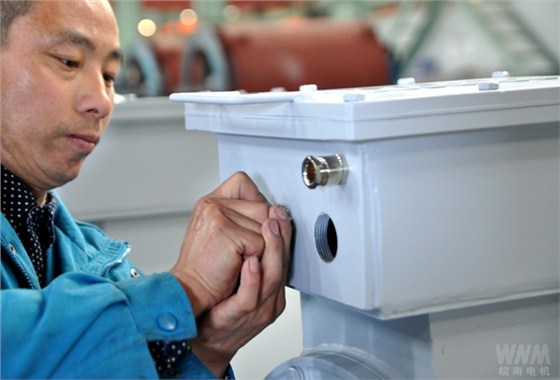 員工在進行盾構機電機交付前最后的細查