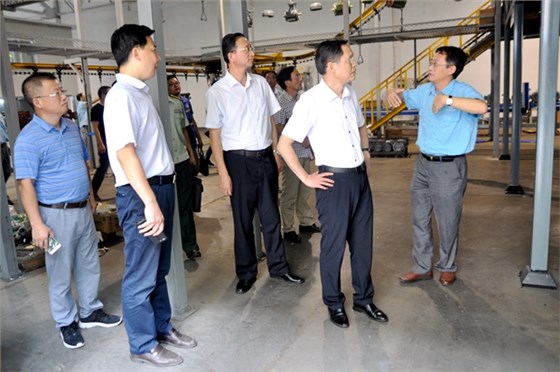 總經(jīng)理陳學(xué)鋒陪同耿書(shū)記在車(chē)間檢查