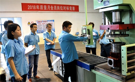 對標(biāo)競賽員工操作一絲不茍 對標(biāo)競賽員工操作一絲不茍