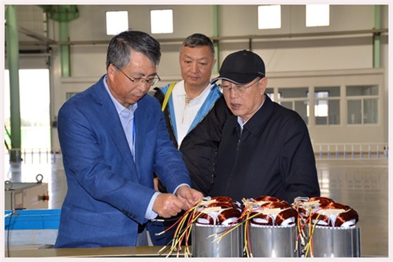 圖為中國(guó)機(jī)械工業(yè)聯(lián)合會(huì)特別顧問(wèn)蔡惟慈（右一）、上海電器科學(xué)研究所(集團(tuán))有限公司黨委書記鄒孟奇（中）在公司副總經(jīng)理孫躍（左一）的陪同下參觀皖南電機(jī)生產(chǎn)車間