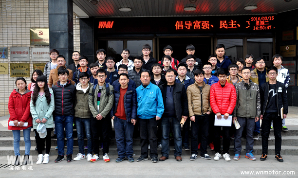 安工大在公司作畢業(yè)設(shè)計(jì),在皖南電機(jī)合影留念 安工大在公司作畢業(yè)設(shè)計(jì),在皖南電機(jī)合影留念