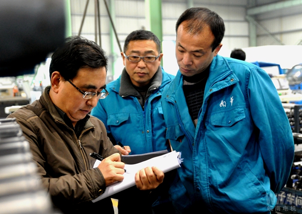 審核專家在皖南電機(jī)生產(chǎn)現(xiàn)場審核 審核專家在皖南電機(jī)生產(chǎn)現(xiàn)場審核