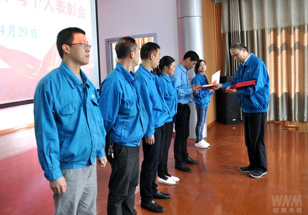 黨委書記、副董事長管兵為先進(jìn)集體頒獎(jiǎng)