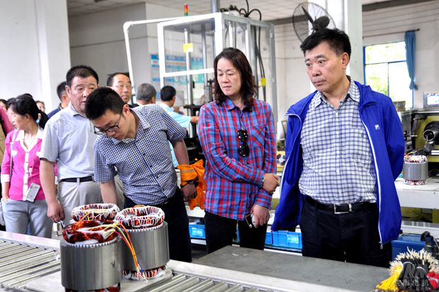 皖南電機(jī):與會(huì)代表在車間參觀 皖南電機(jī):與會(huì)代表在車間參觀