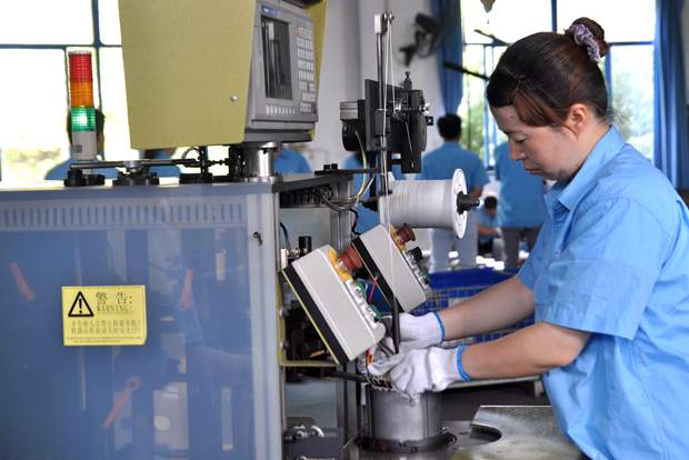 皖南電機員工在操作自動嵌線設(shè)備 皖南電機員工在操作自動嵌線設(shè)備