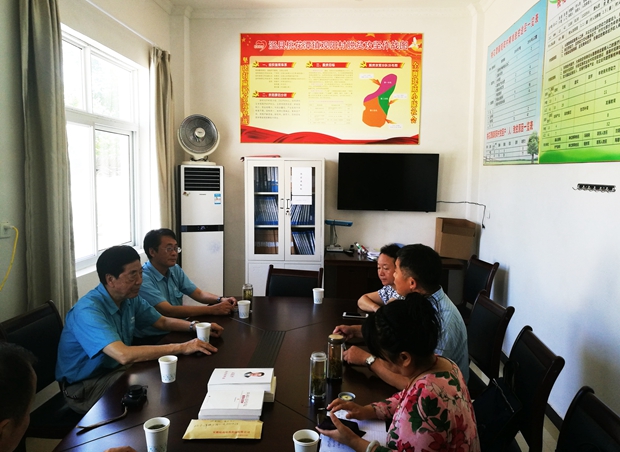 皖南電機(jī)董事長陳根喜、總經(jīng)理陳學(xué)鋒到觀陽村扶貧