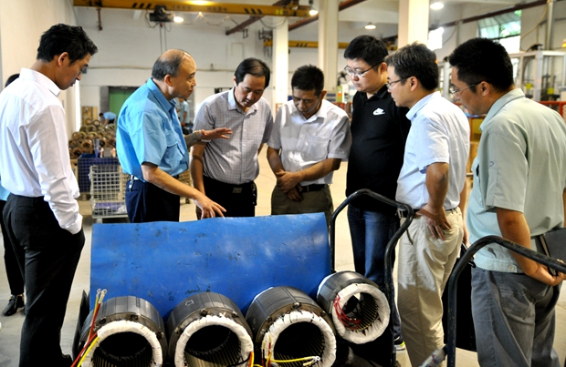 皖南電機(jī)管總陪同徐總經(jīng)濟(jì)師在車(chē)間調(diào)研