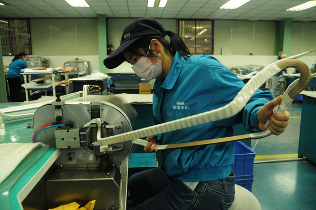 威能公司線圈車間高壓線圈組正在進(jìn)行成型線圈的機(jī)包作業(yè) 威能公司線圈車間高壓線圈組正在進(jìn)行成型線圈的機(jī)包作業(yè)